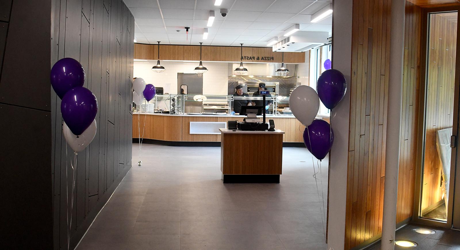 新改建的安德森餐厅的入口，有紫色的气球